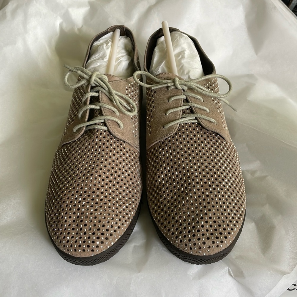 Van Eli Aleria perforated tiny stud embellished athleasure lace up shoe 9.5N